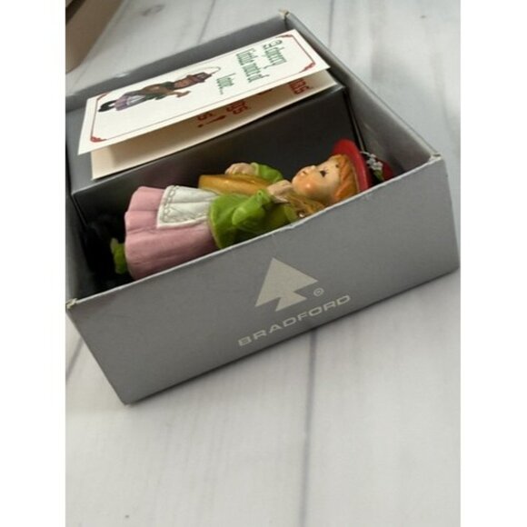 1983 Girl Playing Mandolin Music Instrument Christmas Ornament - Picture 9 of 13